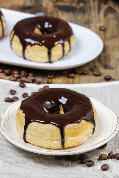 Delicioso donut con chocolate en la mesa de madera — Foto de Stock