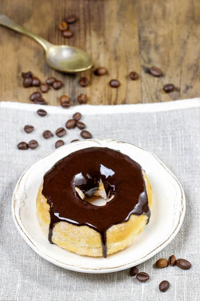 Délicieux beignet au chocolat sur table en bois — Photo