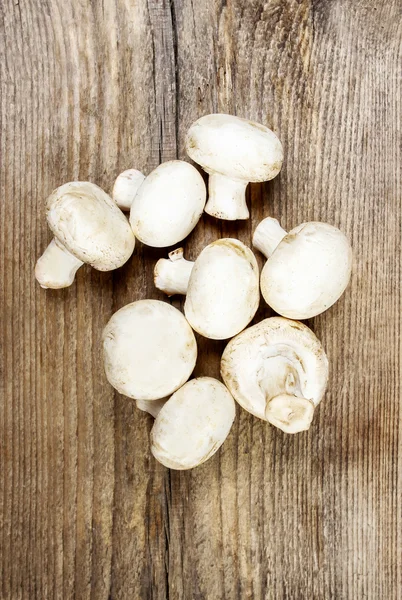 Bovenaanzicht van "Agaricus" paddenstoel op houten tafel. Ruimte, lege kopiëren — Stockfoto