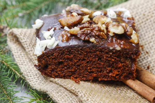 Traditioneller Lebkuchen mit Schokolade und Haselnüssen — Stockfoto