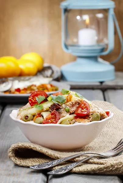 Ensalada de salmón sobre mesa de madera —  Fotos de Stock