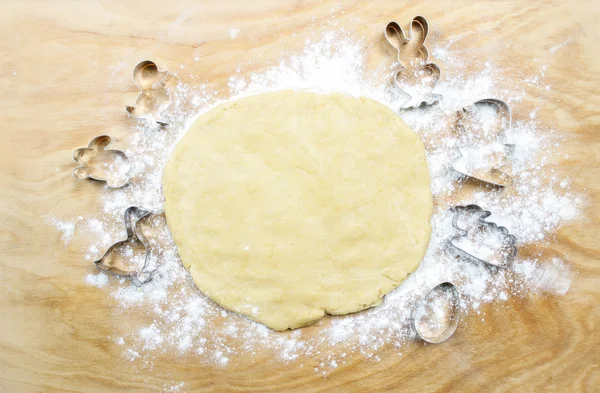 Preparando biscoitos de gengibre de Páscoa. Passos de fazer biscoitos . — Fotografia de Stock
