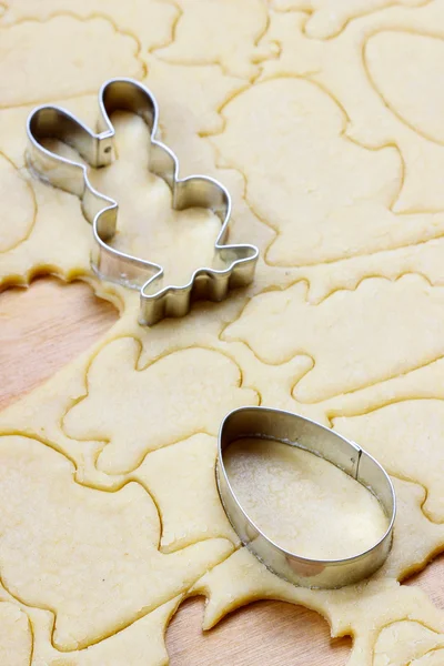 Preparing easter gingerbread cookies. Steps of making biscuits. — Stock Photo, Image