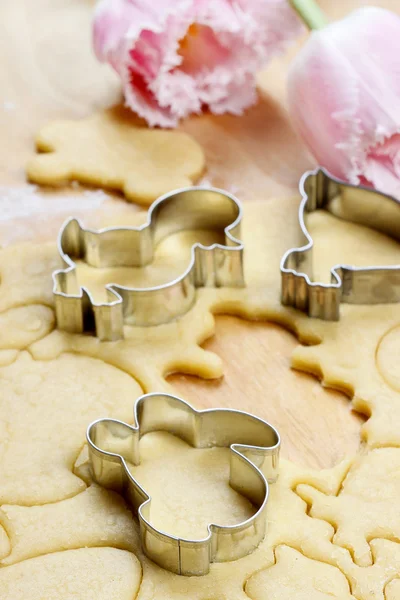 Preparando biscoitos de gengibre de Páscoa. Passos de fazer biscoitos . — Fotografia de Stock