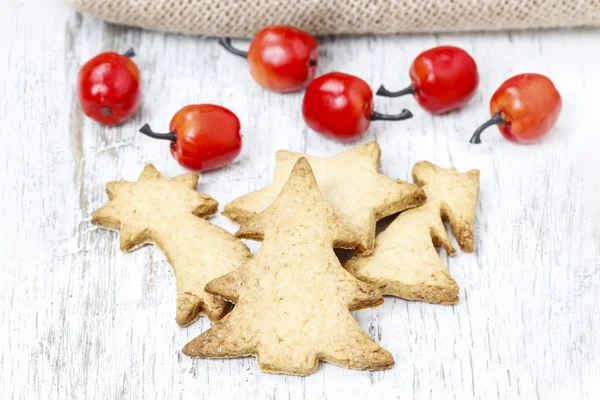 Gingerbread cookies on wooden table. Traditional christmas recip — Stock Photo, Image