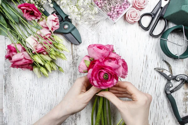 Florar la locul de muncă. Femeie de a face frumos buchet de roz persan — Fotografie, imagine de stoc