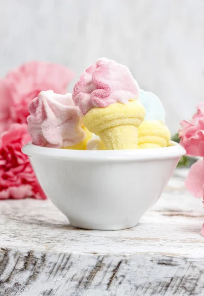 Mísa marshmallows na bílý dřevěný stůl — Stock fotografie