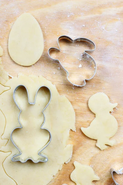 Preparing easter gingerbread cookies. Steps of making pastry. — Stock Photo, Image
