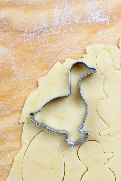 イースターのジンジャーブレッドのクッキーの準備。菓子作りの手順. — ストック写真