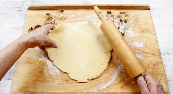 Preparando galletas de pan de jengibre de Pascua. Pasos para hacer pastelería . — Foto de Stock