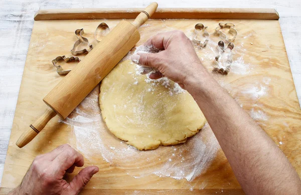 Готовлю пасхальное пряничное печенье. Шаги приготовления кондитерских изделий . — стоковое фото
