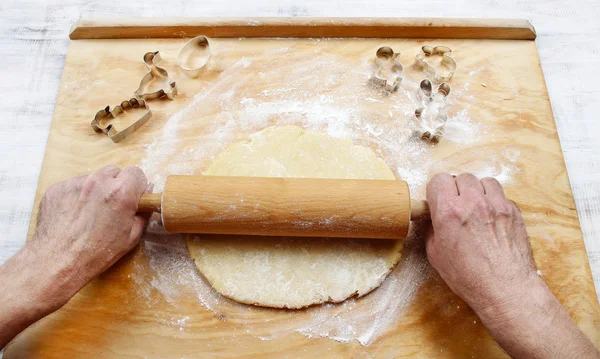 Preparando galletas de pan de jengibre de Pascua. Pasos para hacer pastelería . — Foto de Stock