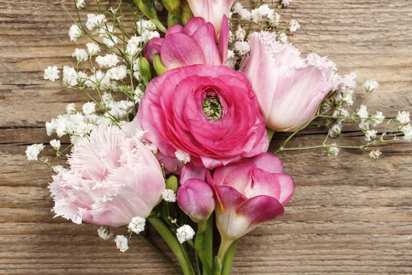 Rosa flor de buttercup persa, flor de freesia, tulipán y bebé —  Fotos de Stock