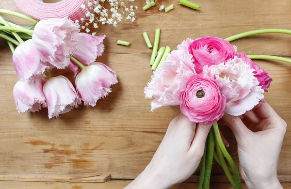 仕事で花屋。女性ピンク ペルシャの美しい花束を作って — ストック写真