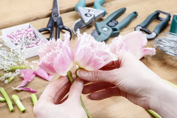 Bloemist op het werk. vrouw mooi boeket van roze Perzische maken — Stockfoto