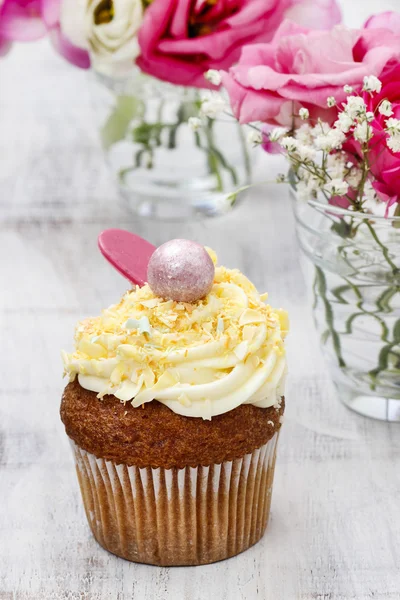 Schöne Cupcakes mit gelben und orangefarbenen Streusel verziert. b — Stockfoto