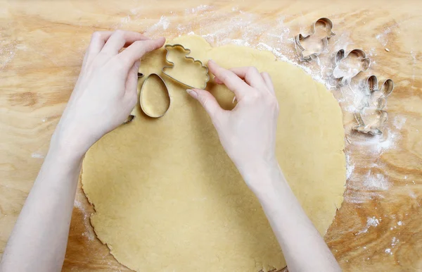 Preparando galletas de pan de jengibre de Pascua. Pasos para hacer pastelería . — Foto de Stock