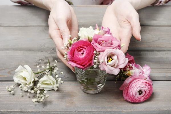 Vrouw bloemen bruiloft decoraties maken. kleine boeket van beroe — Stockfoto