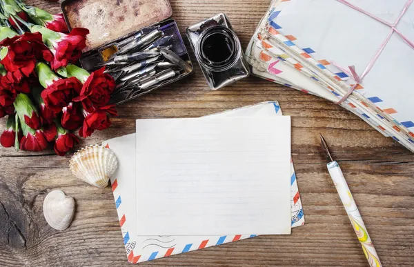 J'écris une lettre. Paquet de vieilles lettres et flowe oeillet rouge — Photo