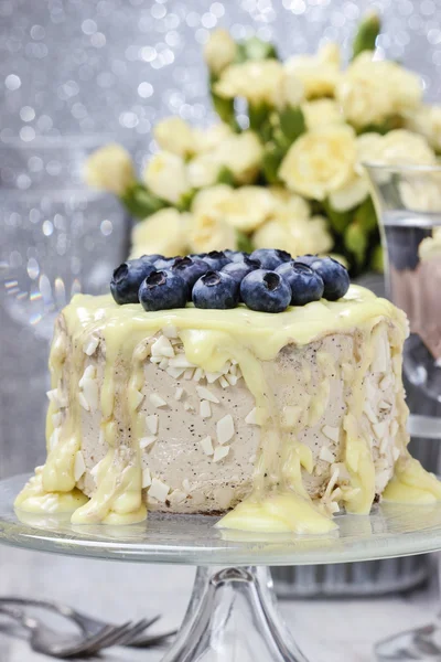 Tarta de vainilla decorada con arándanos — Foto de Stock