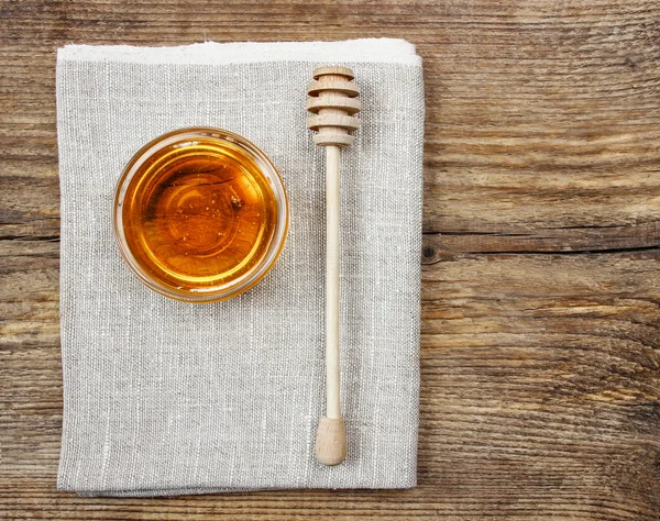 Bowl of honey on wooden table. Symbol of healthy living and natu — Stock Photo, Image