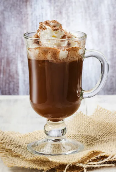 Irischer Kaffee und ein Stapel Kekse auf einem Holztisch — Stockfoto