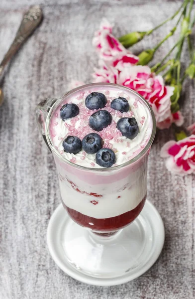 Yogurt dessert with summer fruits: strawberries, raspberries — Stock Photo, Image