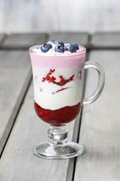 Yoghurt dessert med sommaren frukter: jordgubbar, hallon och — Stockfoto