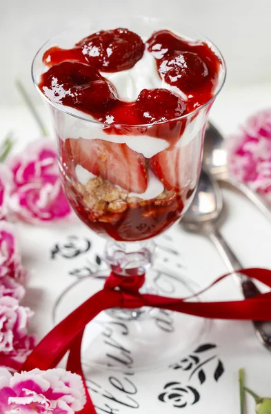 Erdbeer-Müsli-Dessert im Glasbecher. selektive f — Stockfoto