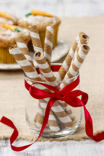 Rolos de wafer listrado, delicioso lanche de chocolate — Fotografia de Stock