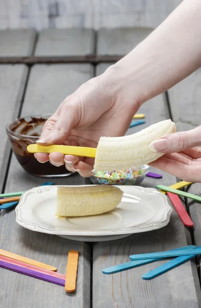 Preparing chocolate dipped bananas dessert — Stock Photo, Image