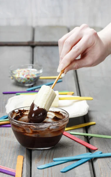 Vorbereitung von Schokolade eingetauchten Bananen Dessert — Stockfoto