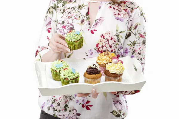 Woman holding tray with colorful cupcakes — Stock Photo, Image