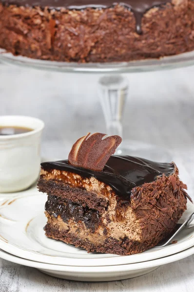 Pastel de chocolate sobre fondo de madera. Copiar espacio — Foto de Stock