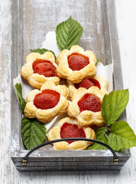 Bladerdeeg cookies gevuld met verse aardbeien — Stockfoto