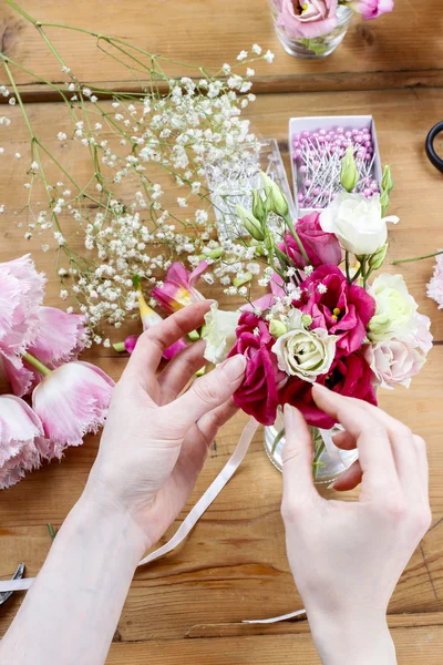 Frau macht floralen Hochzeitsschmuck. winziger Strauß von Schönheit — Stockfoto