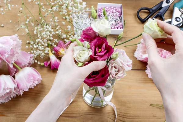 Vrouw bloemen bruiloft decoraties maken. kleine boeket van beroe — Stockfoto