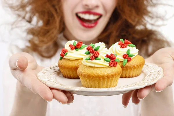 Woman serving cupcakes — Stock Photo, Image