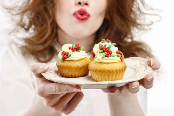 Woman serving cupcakes — Stock Photo, Image
