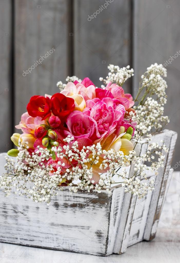 ぼろぼろのシックな木箱でカラフルなフリージアの花の花束 C ストック写真 C Agneskantaruk