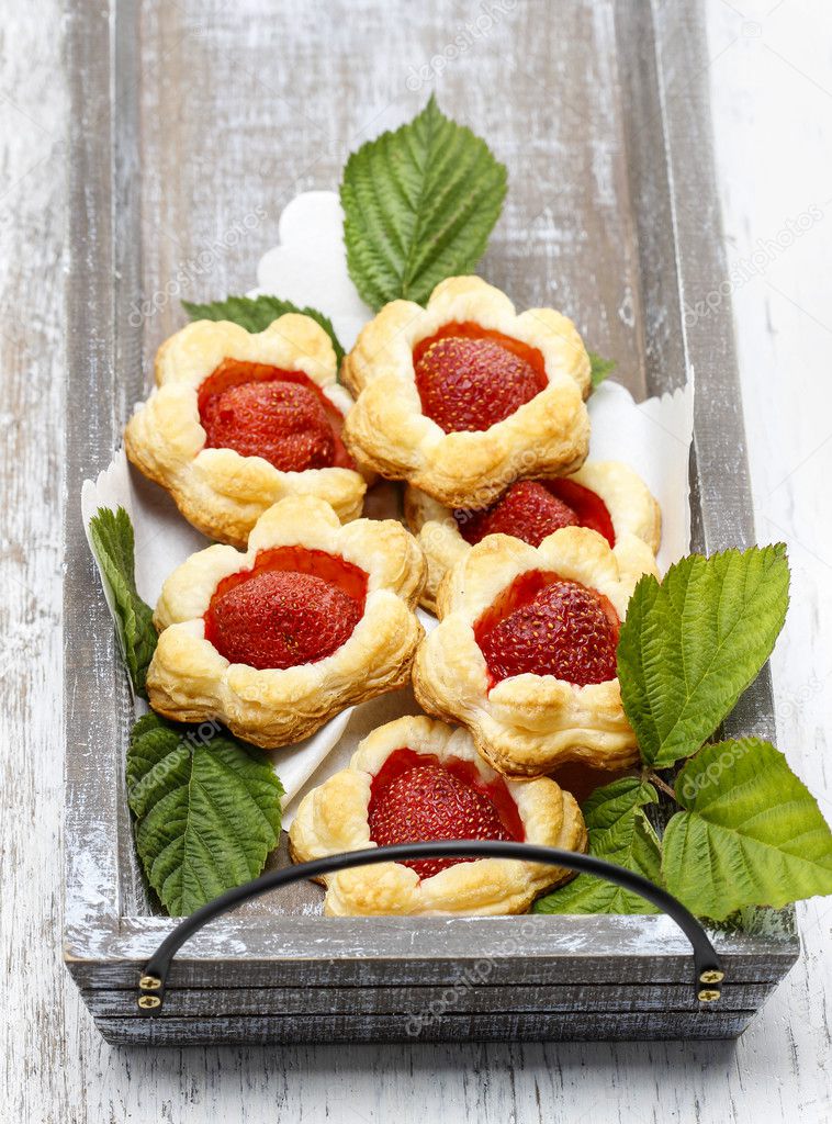 Puff pastry cookies filled with fresh strawberries