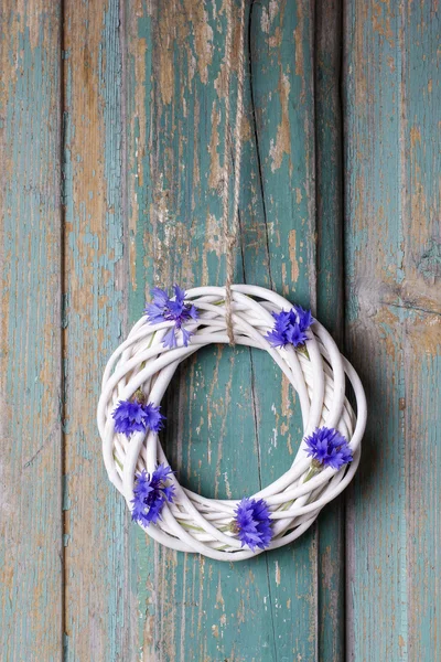 White wicker wreath decorated with cornflowers — Stock Photo, Image