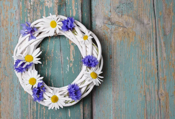 White wicker wreath decorated with cornflowers — Stock Photo, Image