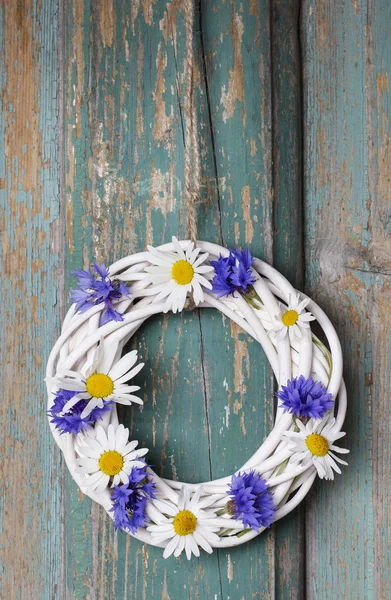 Couronne en osier blanc décorée de bleuets — Photo