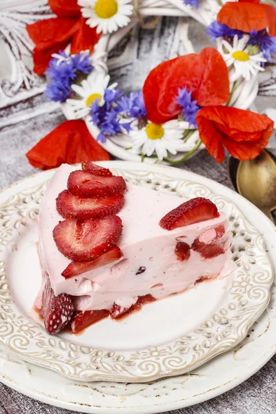 Pièce de gâteau aux fraises — Photo