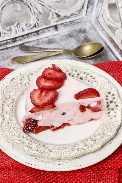 Pièce de gâteau aux fraises — Photo