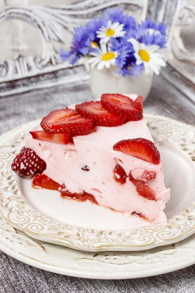 Pièce de gâteau aux fraises — Photo