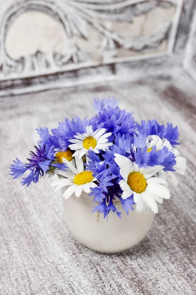 Bouquet of chamomiles and cornflowers — Stock Photo, Image