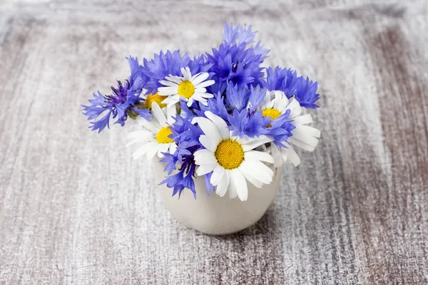 Bouquet of chamomiles and cornflowers — Stock Photo, Image