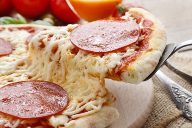 İtalyan mutfağı: pizza salam